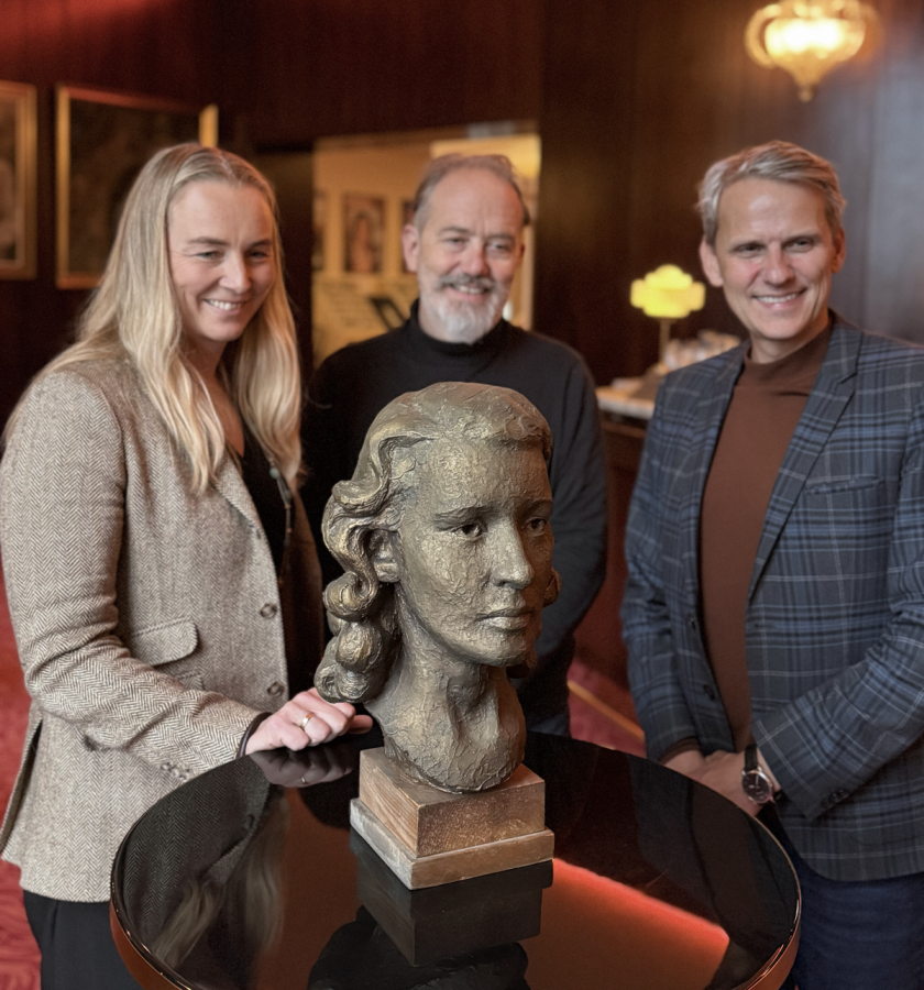 Brjóstmynd af Önnu Borg færð Þjóðleikhúsinu að gjöf